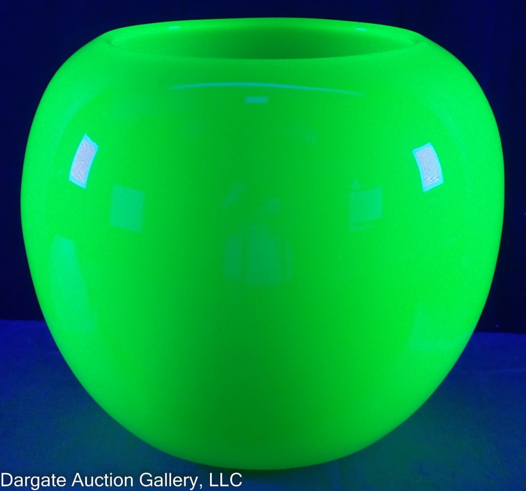 STEUBEN JADE GREEN GLASS GLOBE VASE (1 of 5)