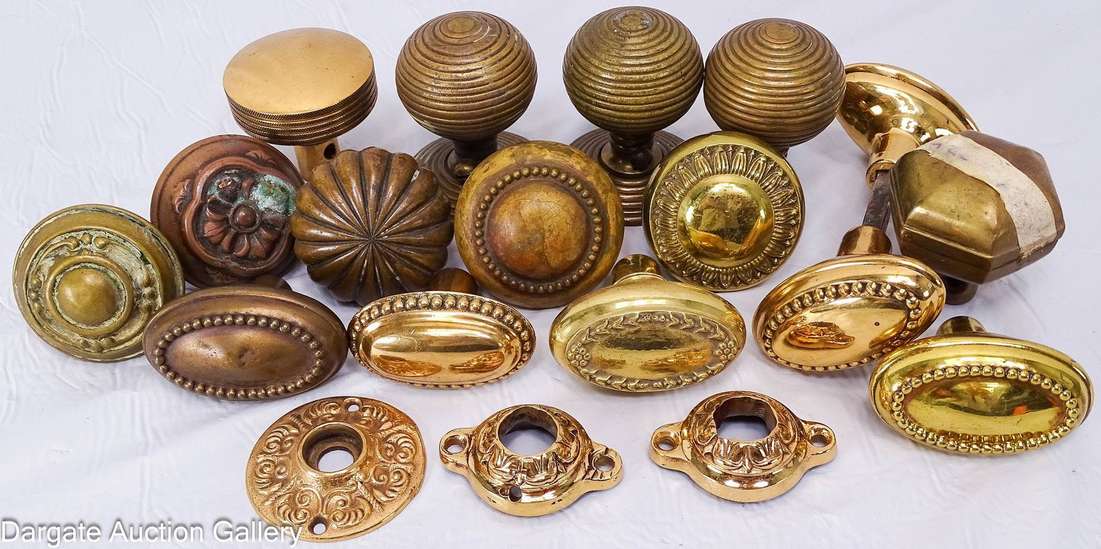 (19) ASSORTED PIECES VICTORIAN DOOR KNOBS AND BACK PLATES (1 of 6)