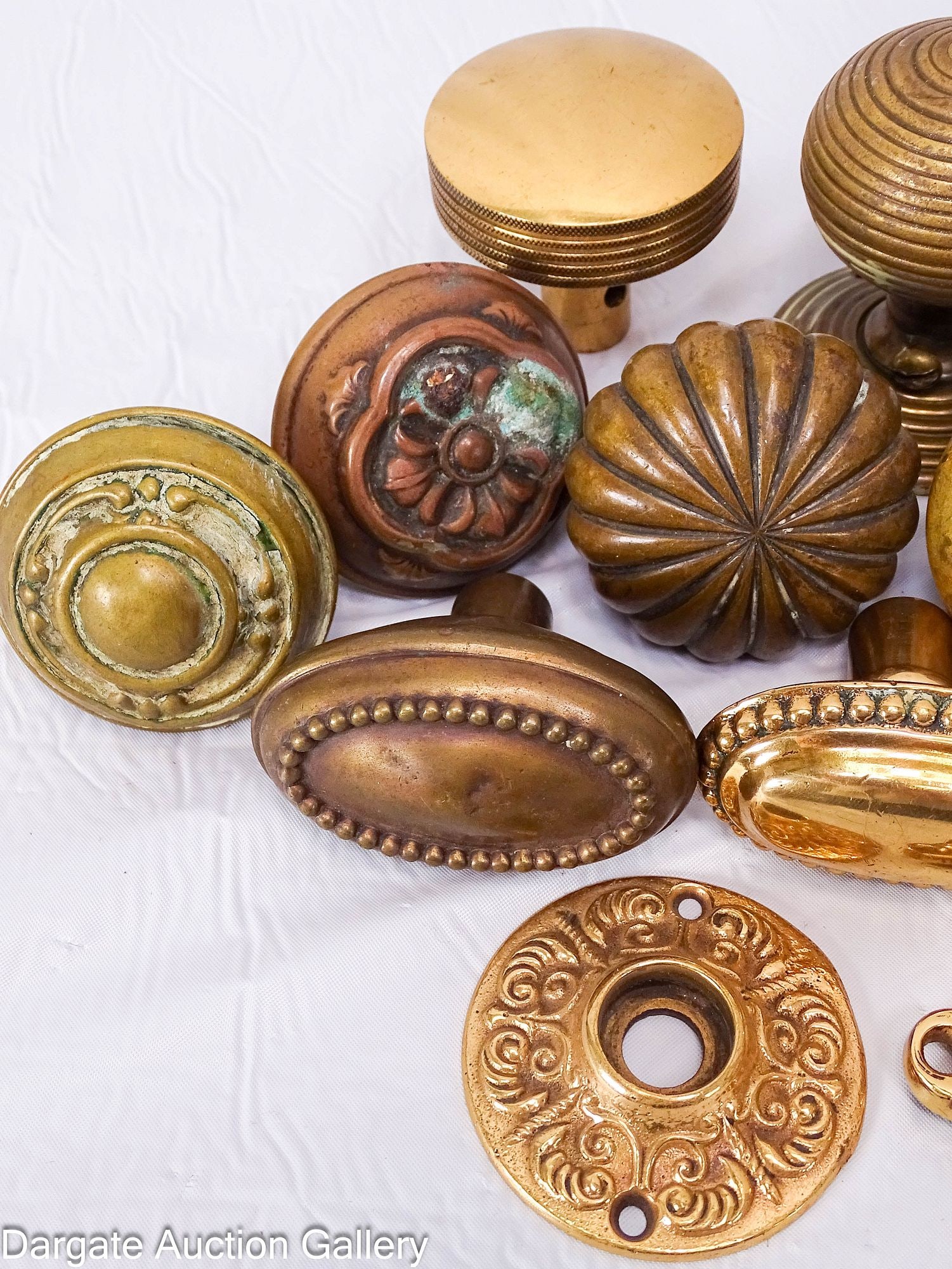 (19) ASSORTED PIECES VICTORIAN DOOR KNOBS AND BACK PLATES - 2