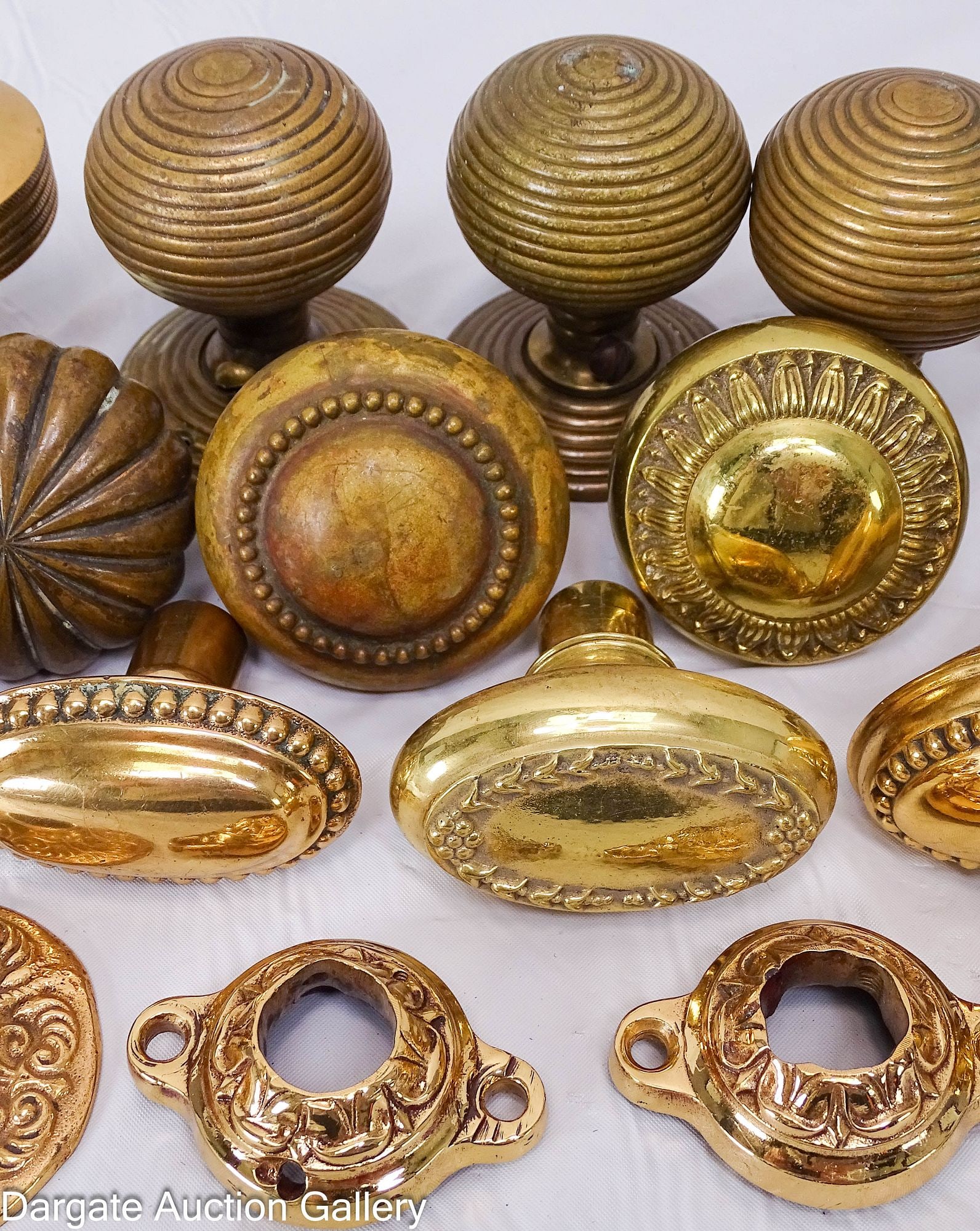 (19) ASSORTED PIECES VICTORIAN DOOR KNOBS AND BACK PLATES - 3
