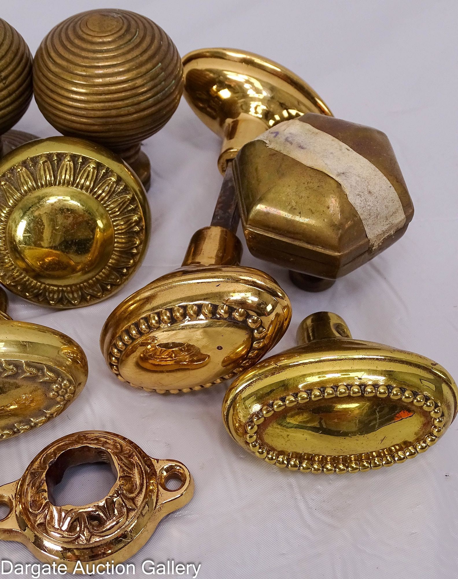 (19) ASSORTED PIECES VICTORIAN DOOR KNOBS AND BACK PLATES - 4