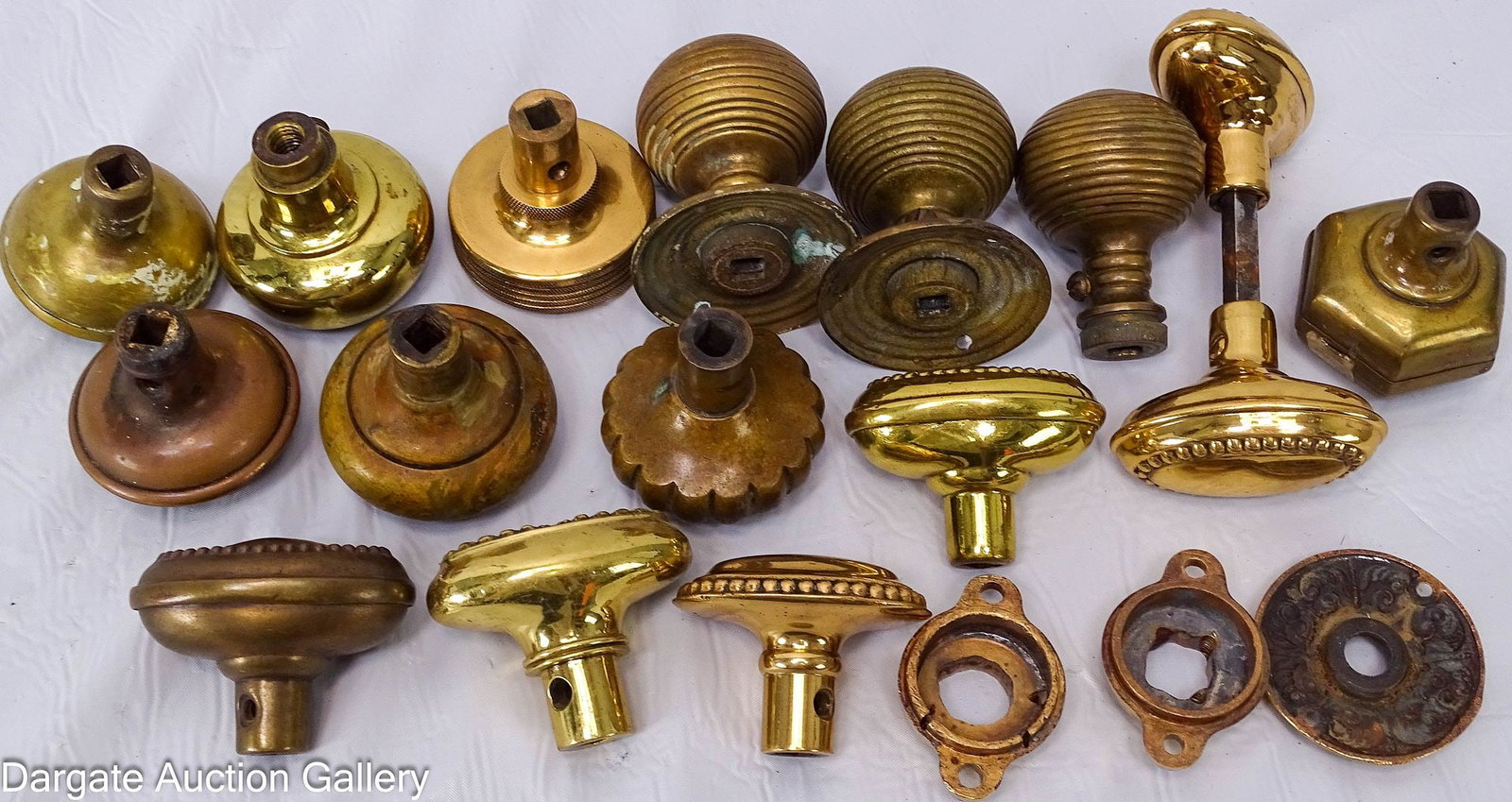 (19) ASSORTED PIECES VICTORIAN DOOR KNOBS AND BACK PLATES - 6