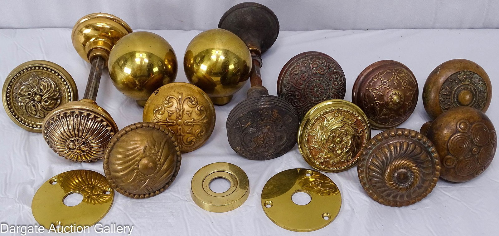 (15) BRASS DOOR KNOBS INCLUDING 2 MATCHED PAIRS (1 of 7)