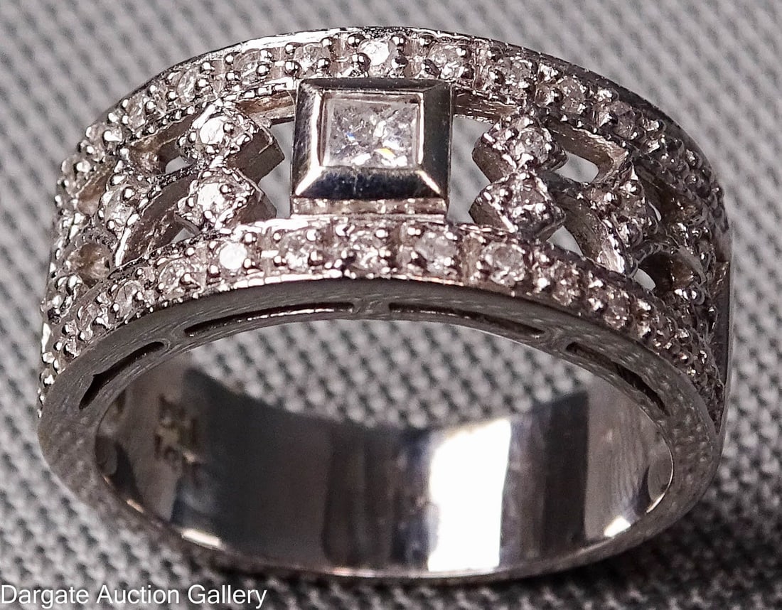 14k WHITE GOLD DIAMOND RING: Central cushion cut square diamond, set with 5 small diamonds on each side (totaling 10), with 15 diamonds set on each side of the band (total 30) all set in white gold [BH / 14k], Measures - size 6.5