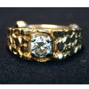 MAN'S DIAMOND RING. The round cut diamo: MAN'S DIAMOND RING. The round cut diamond is mounted in a 14K gold nugget style setting. The band has a spacer. Total diamond weight is approximately 1.0 ct. Condition: no visible defects.