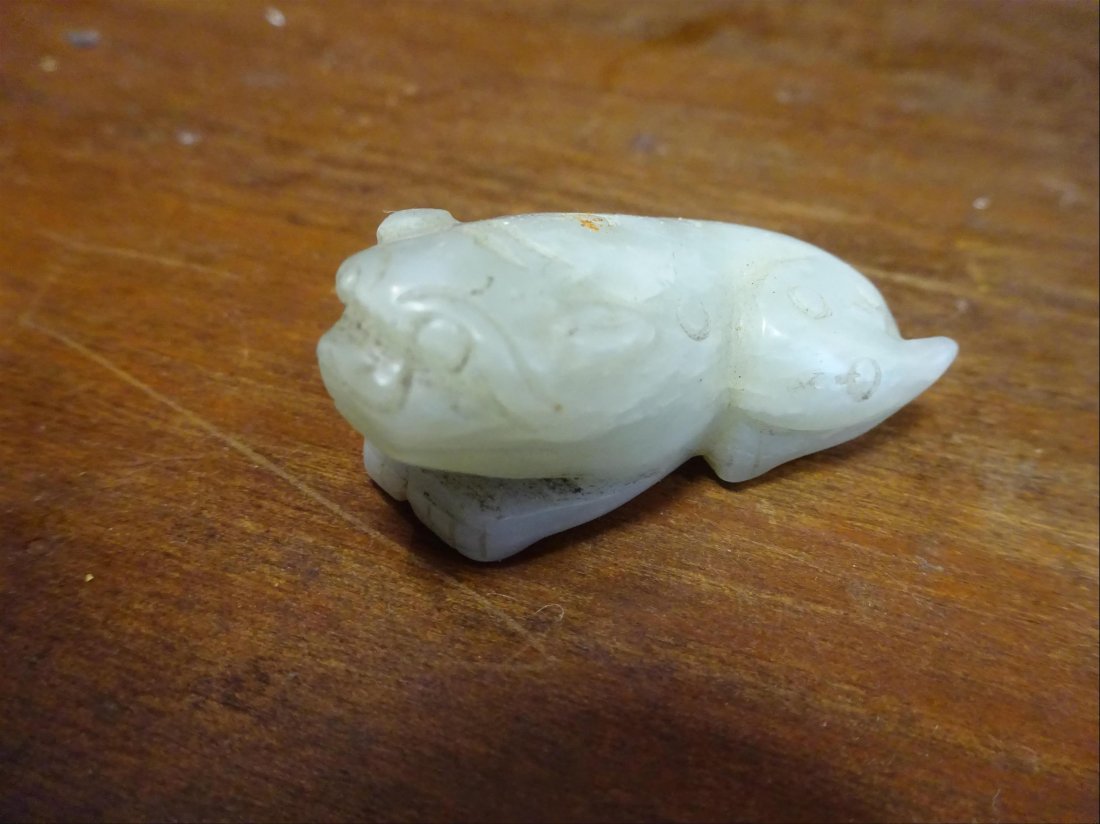 JADE RECUMBANT PIXIU / MYTHIC BEAST: CARVED JADE RECUMBANT PIXIU / MYTHIC BEAST China4,5 x 2 x 2,5 cm