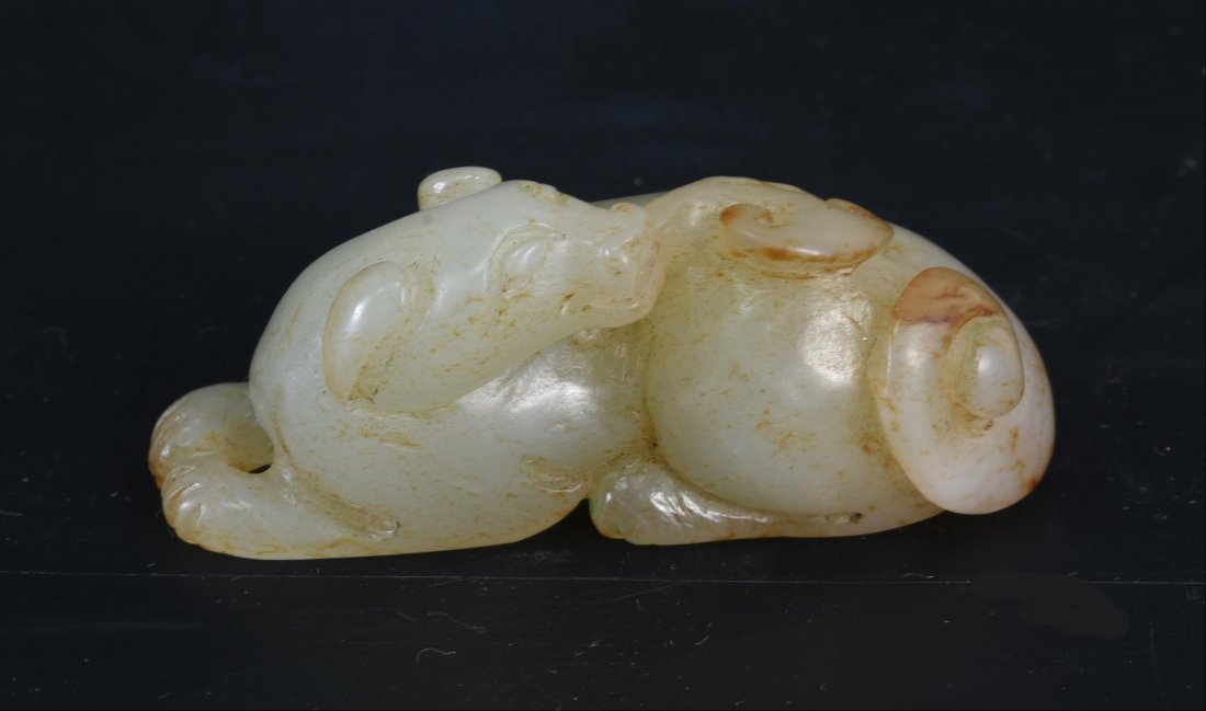 JADE HOUND & LINGZHI FUNGUS: CARVED JADE CROUCHING HOUND WITH LINGZHI SPRIG China5,8 x 2,5 x 2,2 cm