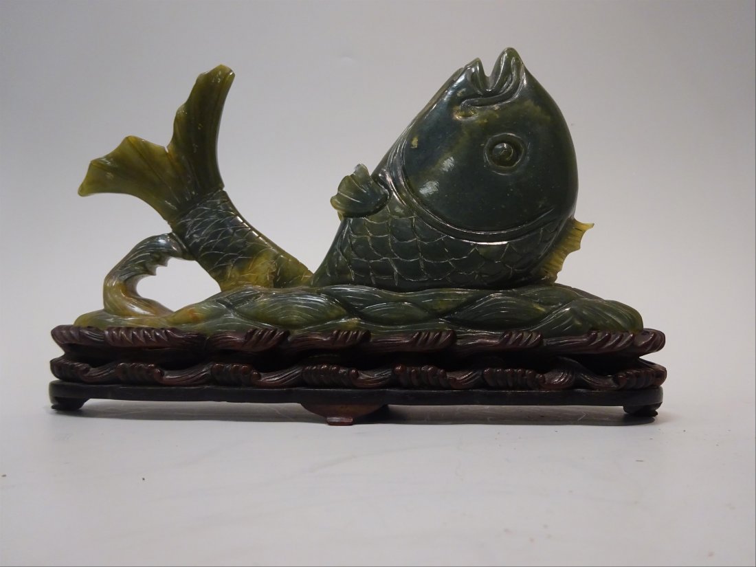 FINE & ANTIQUE CARVED JADE JUMPING CARP: A FINE AND ANTIQUE CARVED JADE JUMPING CARP China, early 20th centuryH: 10 cm - L: 19 cm