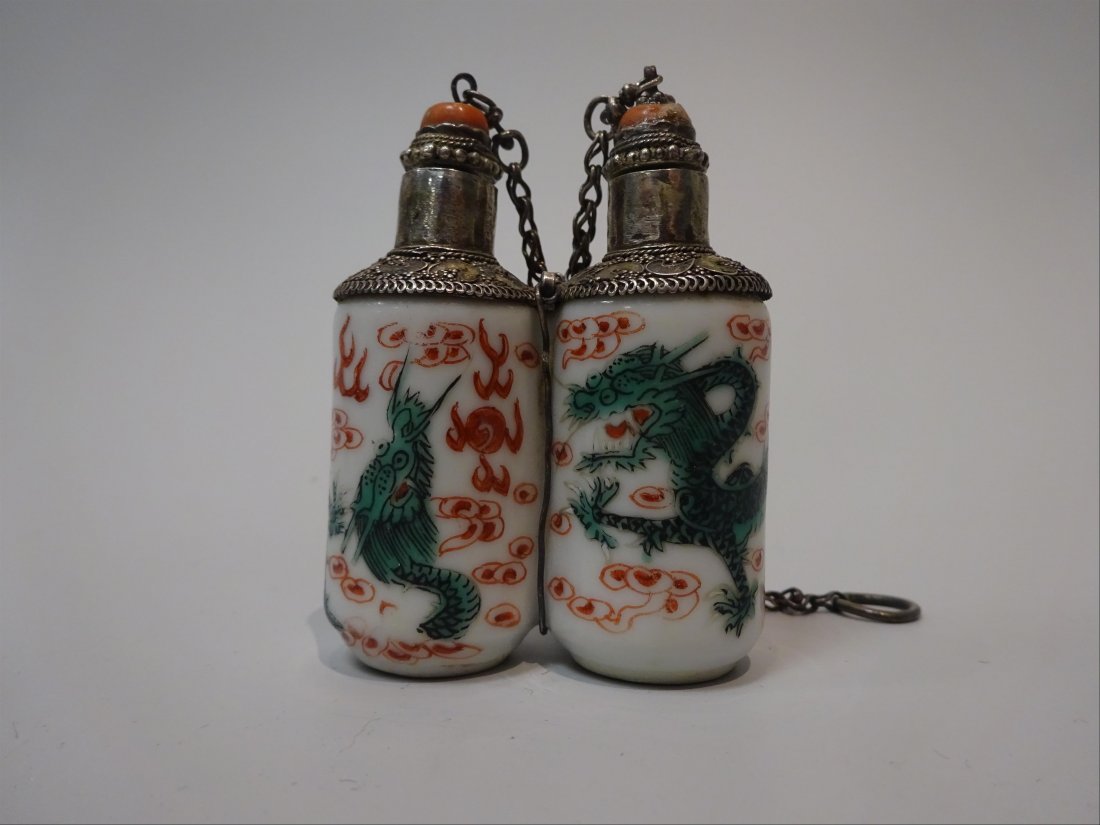 FINE & ANTIQUE CHAMPION VASE PORCELAIN SNUFF BOTTLE: A FINE AND ANTIQUE 'DOUBLE-VASE' PORCELAIN 'DRAGON' SNUFF BOTTLE China, Qing DynastyH (stopper included): 6,8 cm