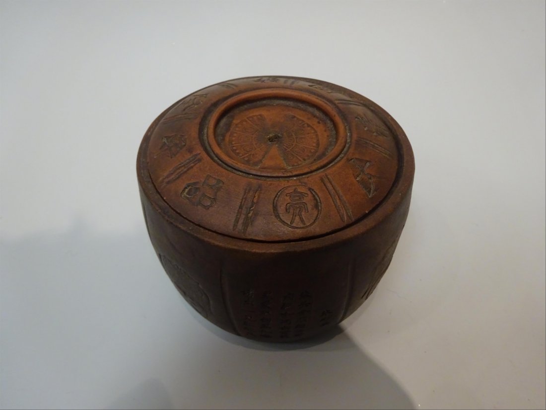 FINE QIANLONG MARKED YIXING CIRCULAR TEA CADDY & LID: A CIRCULAR YIXING LIDDED TEA CADDY China, 20th centuryH: 9,2 cm - D: 10,8 cm
