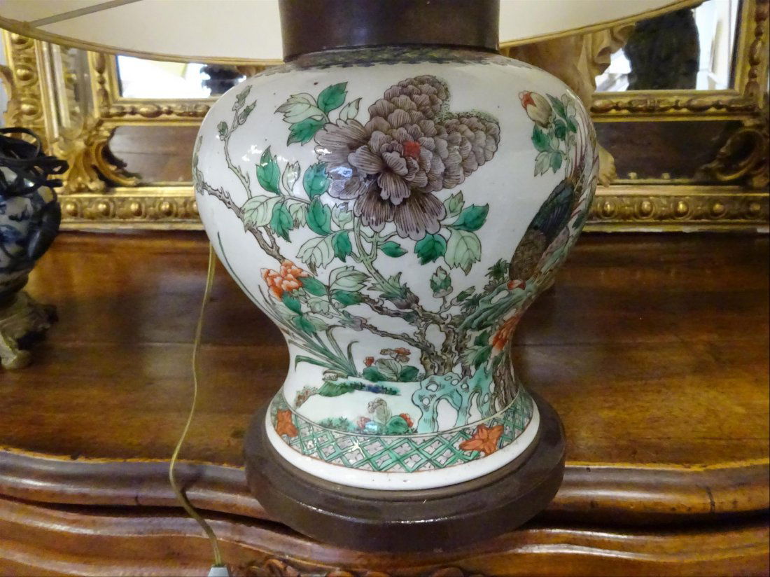 FINE & ANTIQUE FAMILLE-VERTE PORCELAIN BALUSTER JAR: A FAMILLE-VERTE STYLE "BIRD AND FLOWER" BALUSTER PORCELAIN VASE China, Qing Dynasty, 19th centuryH : 25 cm