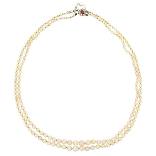 Bijoux: COLLIER de 205 perles de culture en chute à deux rangs, dont une d'imitation. Fermoir en or jaune 18K (750°/00) serti de diamants de taille rose centré d’une pierre rouge.Diam : 3 à 7.4 mmPoids