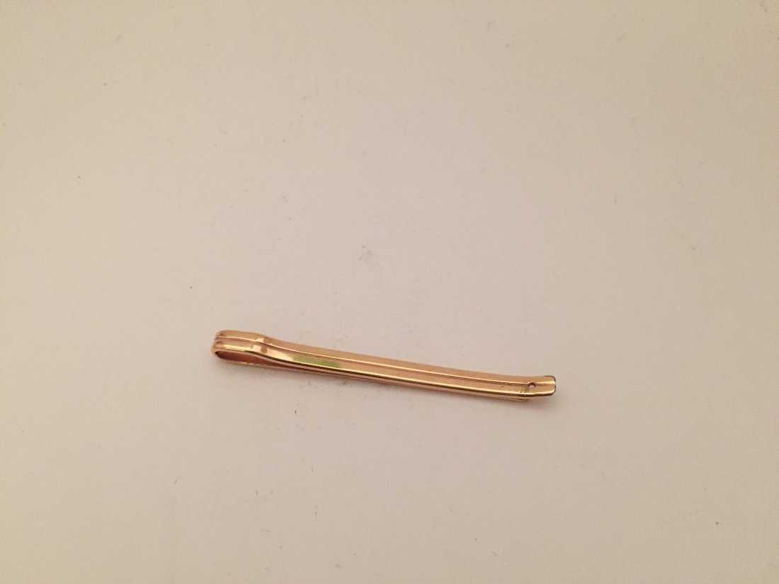 Bijoux: Une PINCE DE CRAVATE en mÃ©tal jaune. Poids Brut : 5.8 g On y joint un bracelet en plaquÃ© or et pierres blanches fantaisies (ref 31) Et un collier draperie en mÃ©tal jaune avec perles fantaisie