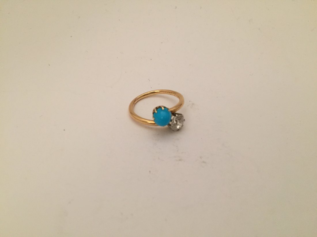 Bijoux: BAGUE " toi et moi " en or jaune 18 K (750Â°/00) ornÃ©e d'un diamant taille ancienne, env. 0,85 ct, et d'un cabochon de pierre bleue, en serti griffe. Tour de doigt (modifiable) : 56 Poids brut de