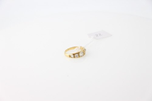 Bijoux: BAGUE jarretiÃ¨re en or jaune 18K (750Â°/00) sertie de cinq diamants taille ancienne, en serti clos, env. 0,6 ct en totalitÃ©. Tour de doigt : 50 Poids Brut : 2.8 g