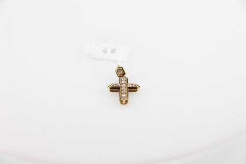 Bijoux: Petite CROIX en or jaune 18K (750Â°/00) sertie de diamants taille ancienne rehaussÃ©e d'Ã©mail noir. Fin XIXÃ¨me DÃ©but XXÃ¨me Dim : 3 x 1,5 cm Poids Brut : 2.8 g.