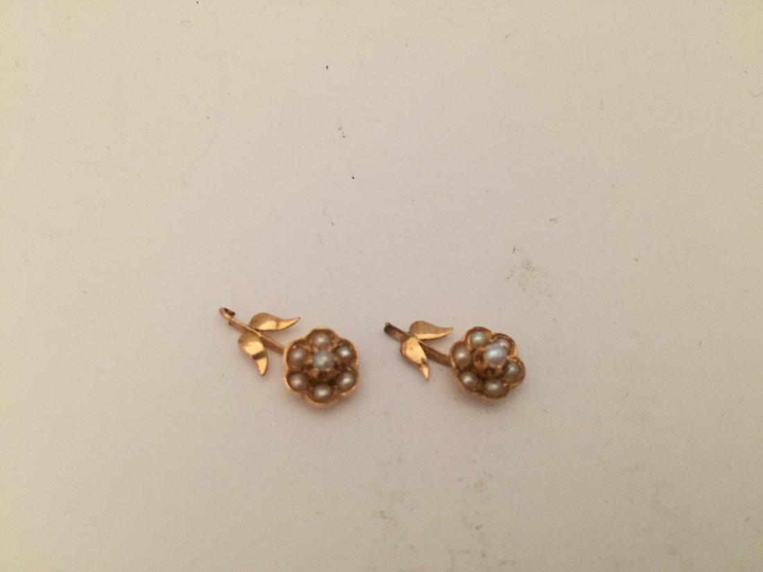 Bijoux: ELEMENTS de pendants de boucles d'oreilles en or jaune 18K (750Â°/00) sertis de demi perles Poids Brut : 1.4 g