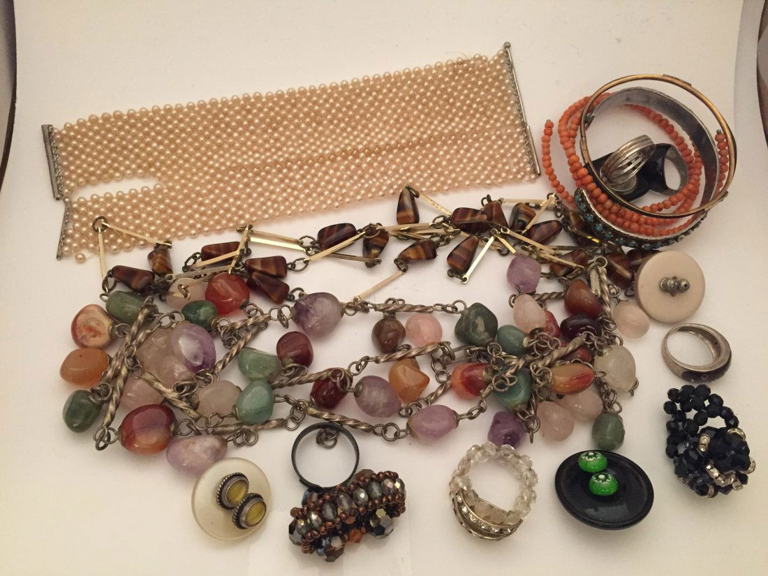 Bijoux: Un LOT divers de bijoux fantaisie en mÃ©tal et pierres fantaisie dont bracelet en perles de corail facettÃ©es sur acier et un bracelet semi rigide en or et diamant taille rose et poil d'Ã©lÃ©p