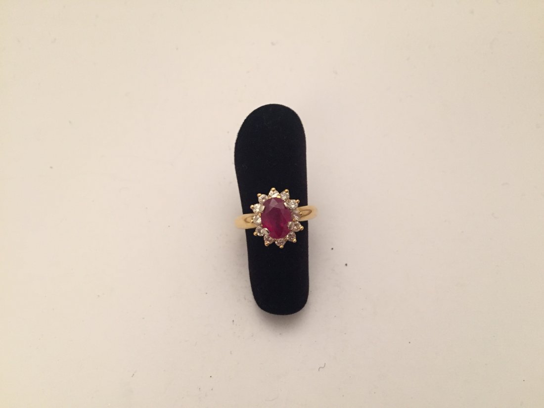 Bijoux: BAGUE marguerite en or jaune 18K (750Â°/00) centrÃ©e d'un rubis taille ovale entourÃ© de 12 diamants ronds taille brillant Poids Brut : 4.1 g