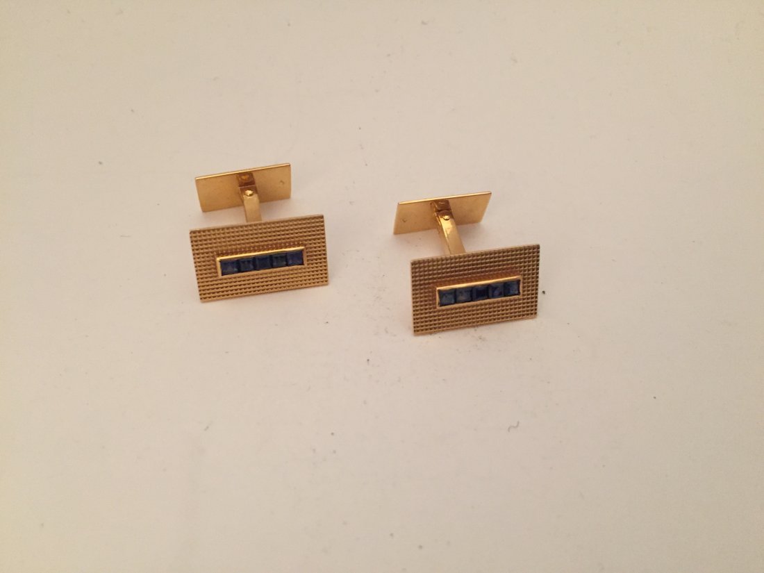 Bijoux: Paire de BOUTONS DE MANCHETTE en or jaune 18K (750Â°/00) serties de pierres bleus. AnnÃ©es 60. Dans leur Ã©crin Poids Brut Total : 10.3 g