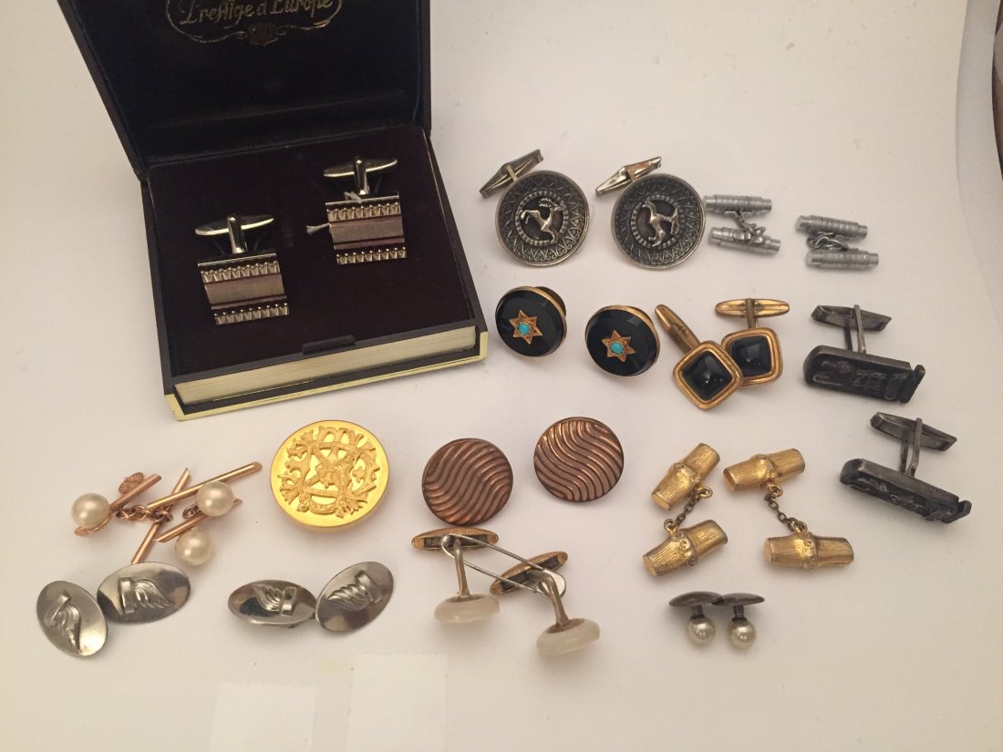 Bijoux: Lot de BOUTONS DE MANCHETTES en plaquÃ© or et mÃ©tal dorÃ© On y joint une paire de boutons de chemise en or jaune 18 K ( ?) et verre teintÃ© noir et verre bleu imitant la turquoise (Poids Brut