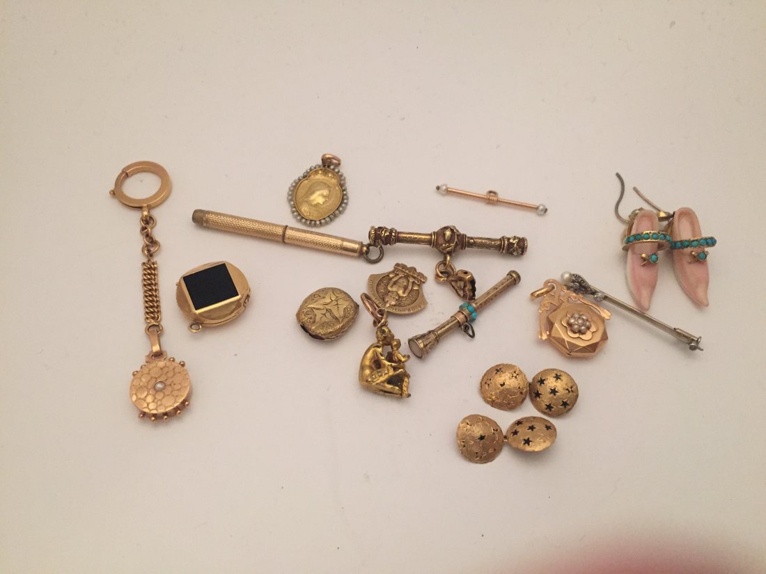 Bijoux: Un LOT en or jaune 18K (750Â°/00) et mÃ©tal composÃ© de remontoirs de montres, mÃ©dailles, mÃ©daillons, paire de bouton de manchette, paire de BO sabot et d'une Ã©pingle sertie de diamants