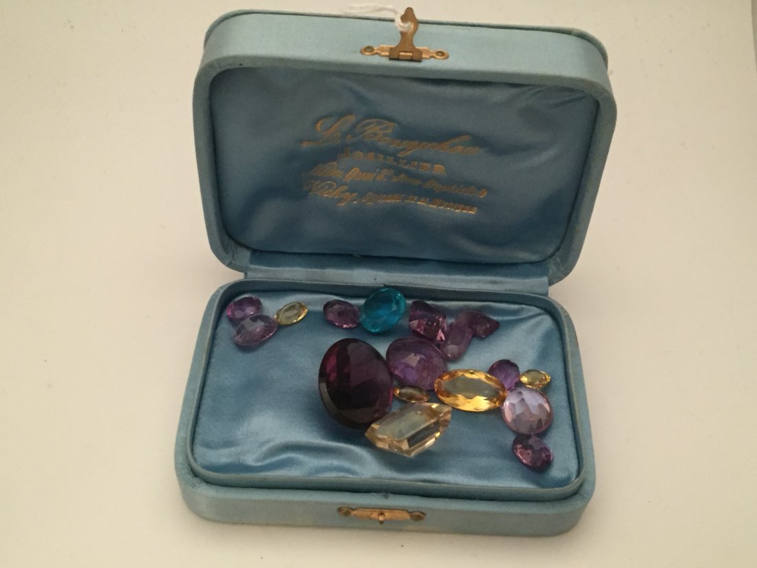 Bijoux: SUITE de seize pierres sur papier dont sept amÃ©thystes taille ovales, cabochons et Ã degrÃ©s, cinq citrines taille ovales et Ã degrÃ© (Ã vÃ©rifier) et deux topazes ovales et deux pie