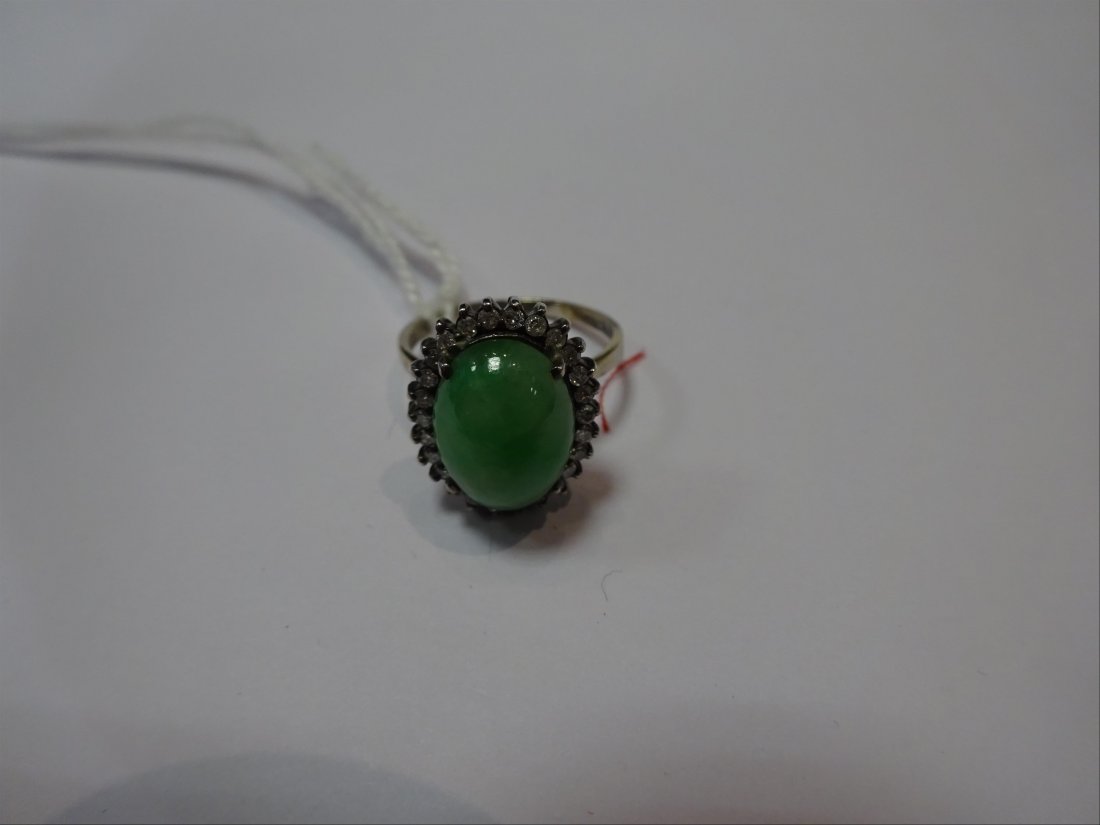 Bijoux: BAGUE en or gris 18K (750Â°/00) ornÃ©e d'un cabochon de jade jadÃ©ite entourÃ© de diamants ronds taillÃ©s en 8/8. Tour de doigt : 51.5 Poids brut : 3.65 g
