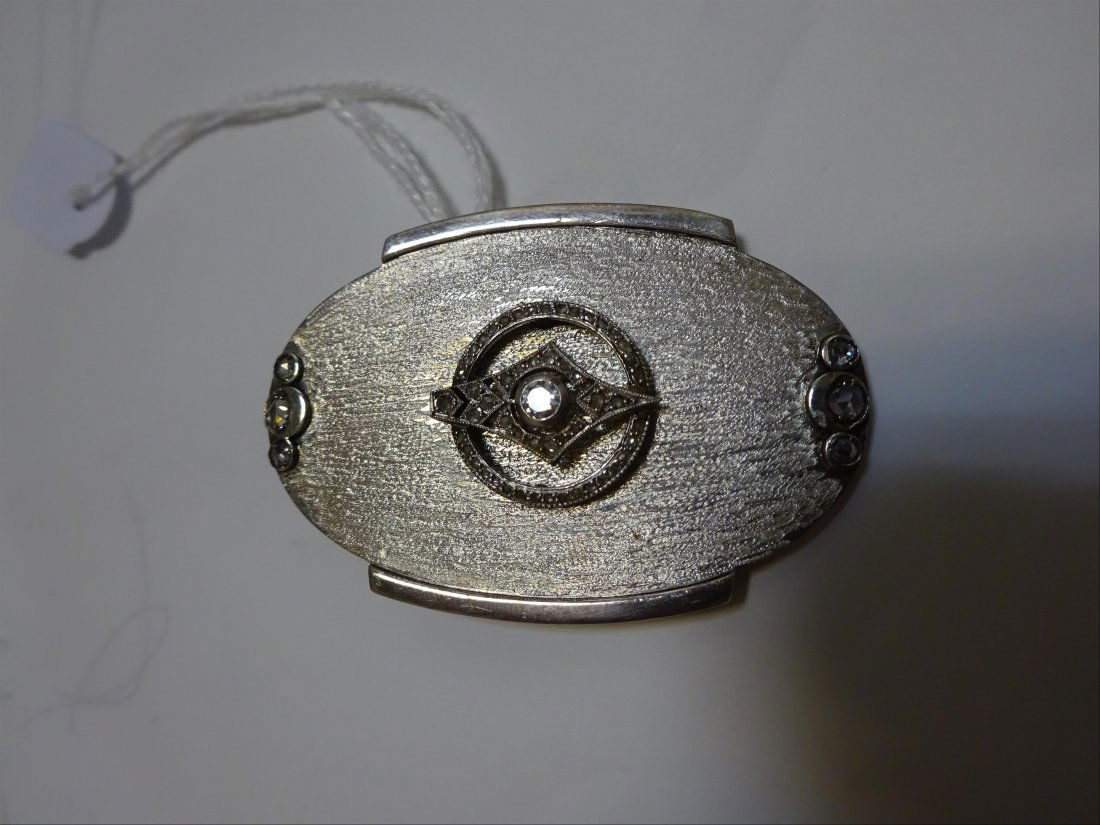 Bijoux: Jean DESPRES (1889-1980) Broche ovale en argent (925%o) ciselÃ© et martelÃ©, serti de diamants taille rose taille ancienne, dont celui du centre plus important, env. 0,10 ct. SignÃ©e Ã la poi