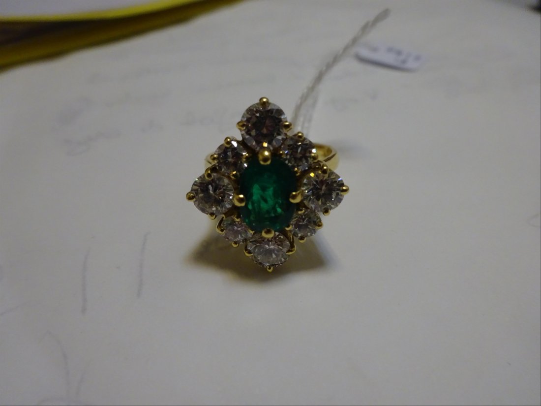 Bijoux: BAGUE "marquise" en or jaune 18K (750%o) ornÃ©e d'une Ã©meraude centrale entourÃ©e de huit diamants taille brillant, env. 2 cts en totalitÃ©. Tour de doigt : 56 Poids brut: 7,58 g