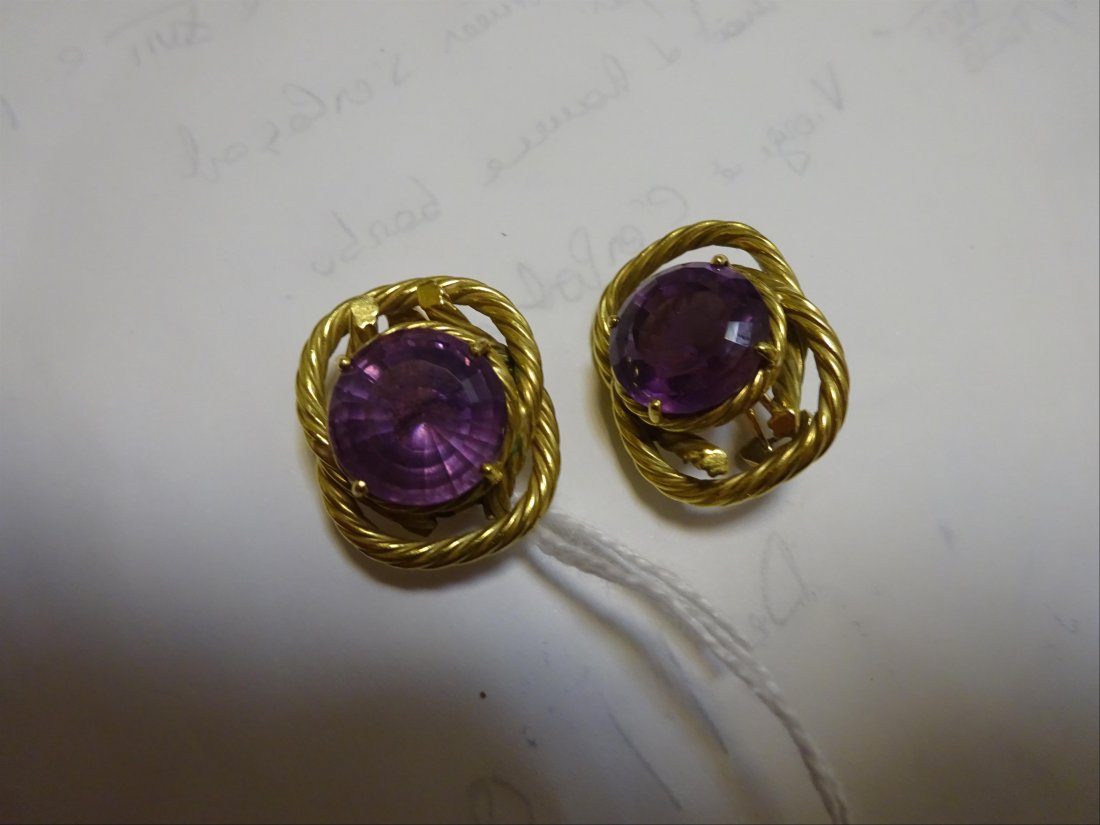 Bijoux: Paire de BOUCLES D'OREILLES clips en or jaune 18K (750%o) Ã motif de cordages marins, chacune centrÃ©e d'une amÃ©thyste ronde facettÃ©e. AnnÃ©es 60 Poids brut total: 23,52 g