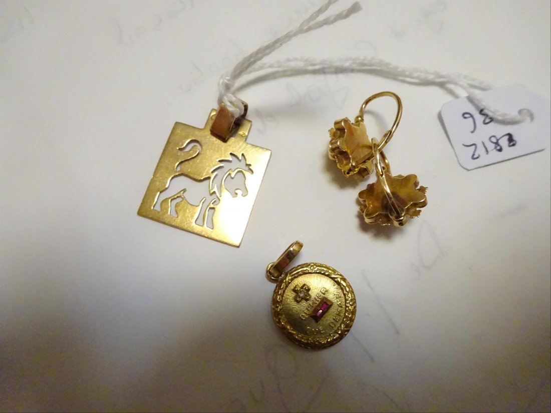 Bijoux: LOT de bijoux en or jaune 18K (750Â°/00) comprenant: -un pendentif or jaune figurant le signe zodiacal du lion -une mÃ©daille ornÃ©e d'un diamant taillÃ© en rose, de pierres rouges, et portant