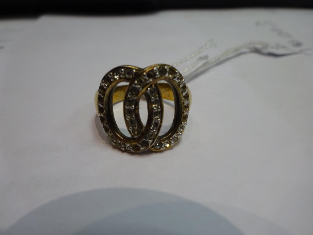 Bijoux: BAGUE or jaune (925Â°Â°Â°) aux deux cercles croisÃ©s sertis de brillants 24 brillants (12 brillants lacunaires). Poids brut: 6 g.