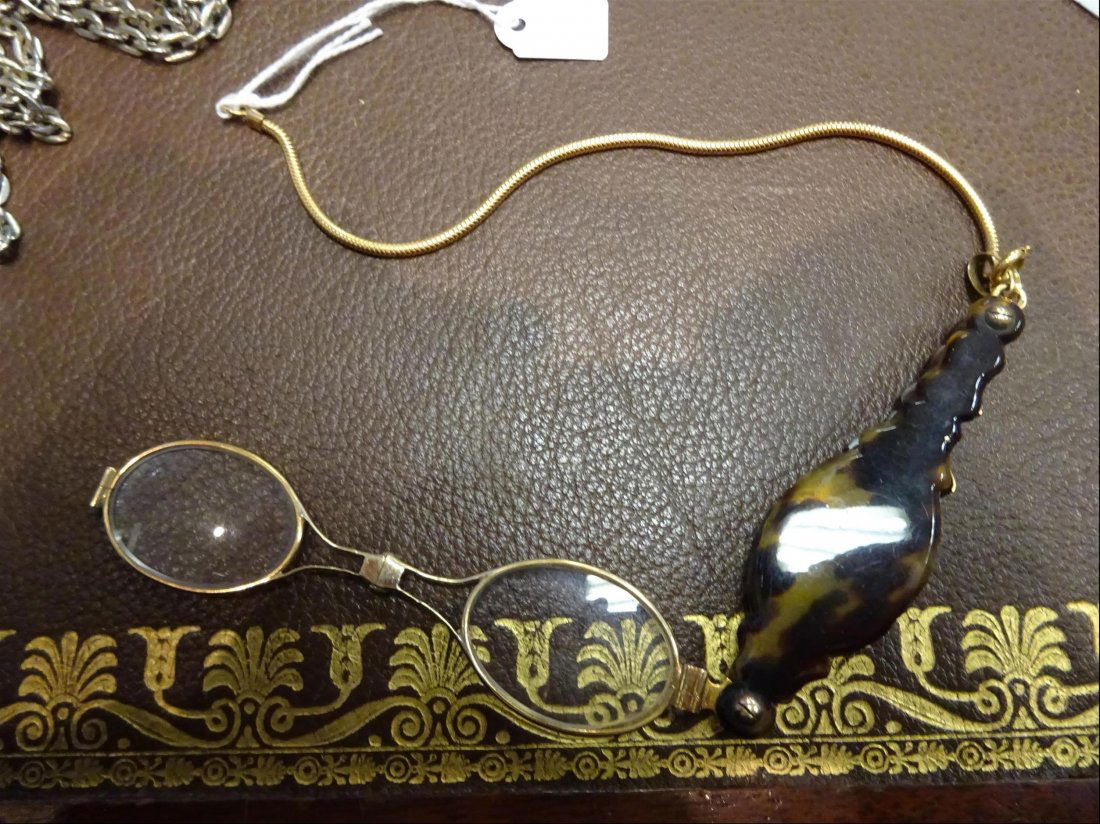 Bijoux: FACE A MAIN en or 18K (750Â°/00) ciselÃ© et Ã©caille. Poids brut : 18.85 g Avec une chaÃ®ne giletiÃ¨re souple en mÃ©tal dorÃ©. Dans son Ã©crin d'origine en cuir