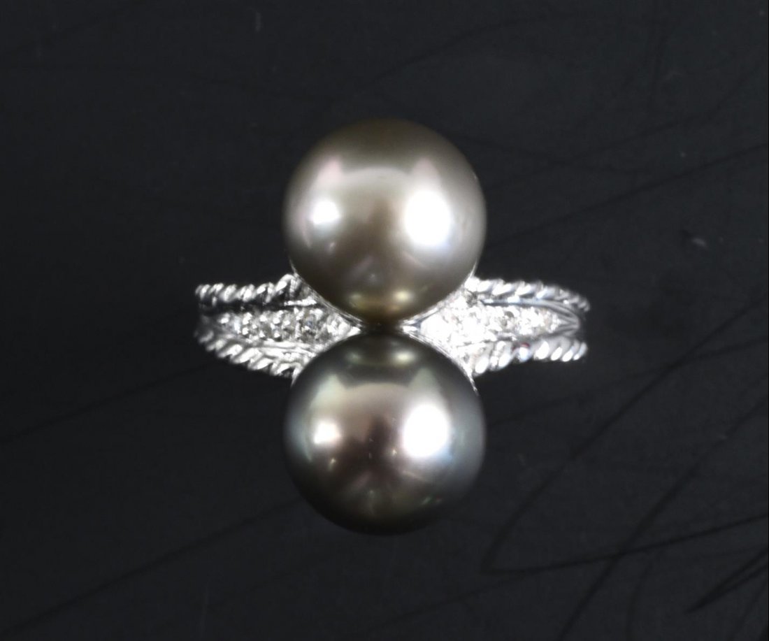 Bijoux: D'une partie de parure, BAGUE "Toi & Moi" en or blanc 18 k sertie de deux perles grises, Ã©paulÃ©e de diamants taille brillant (manque un diamant). Poids brut: 6,2 g.