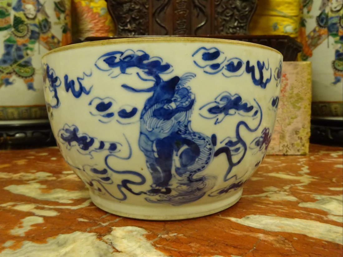 FINE BLUE AND WHITE PORCELAIN QILIN AND FU LIONS BASIN: A FINE BLUE AND WHITE PORCELAIN "QILIN AND FU LIONS" BASIN / BOWLChina, Qing Dynasty, 19th centuryH: 11 cmD: 17,5 cm