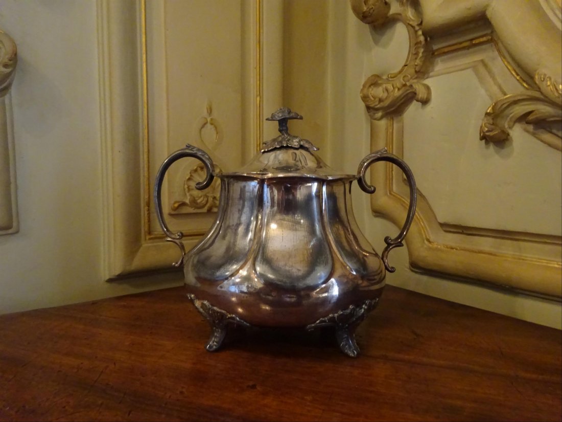 Argenterie: Petite COUPE couverte deux anses en volutes en mtal argent ; repose sur quatre pieds courts feuillags et galbs ; bouton de prhension bouton de rose (restaurations). H : 16 cm