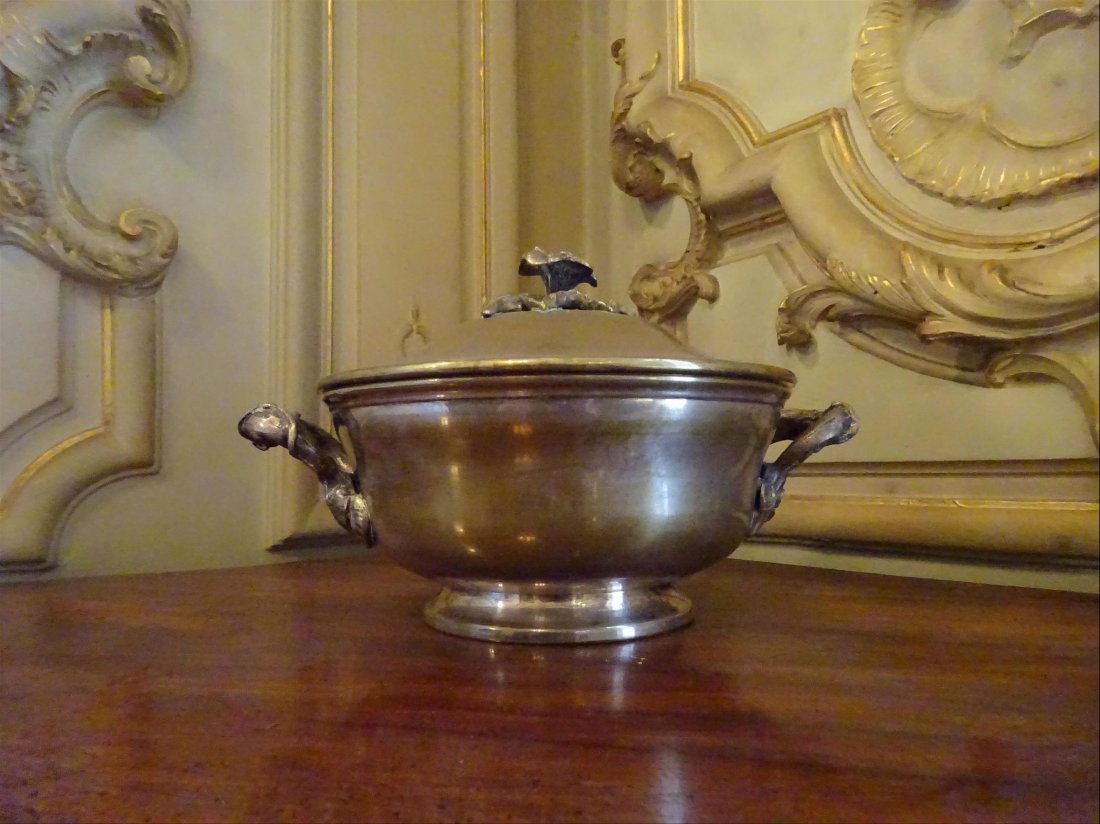 Argenterie: LEGUMIER en mtal argent deux anses motifs de feuillages, frtel fleuri. D : 22 cm H : 16 cm