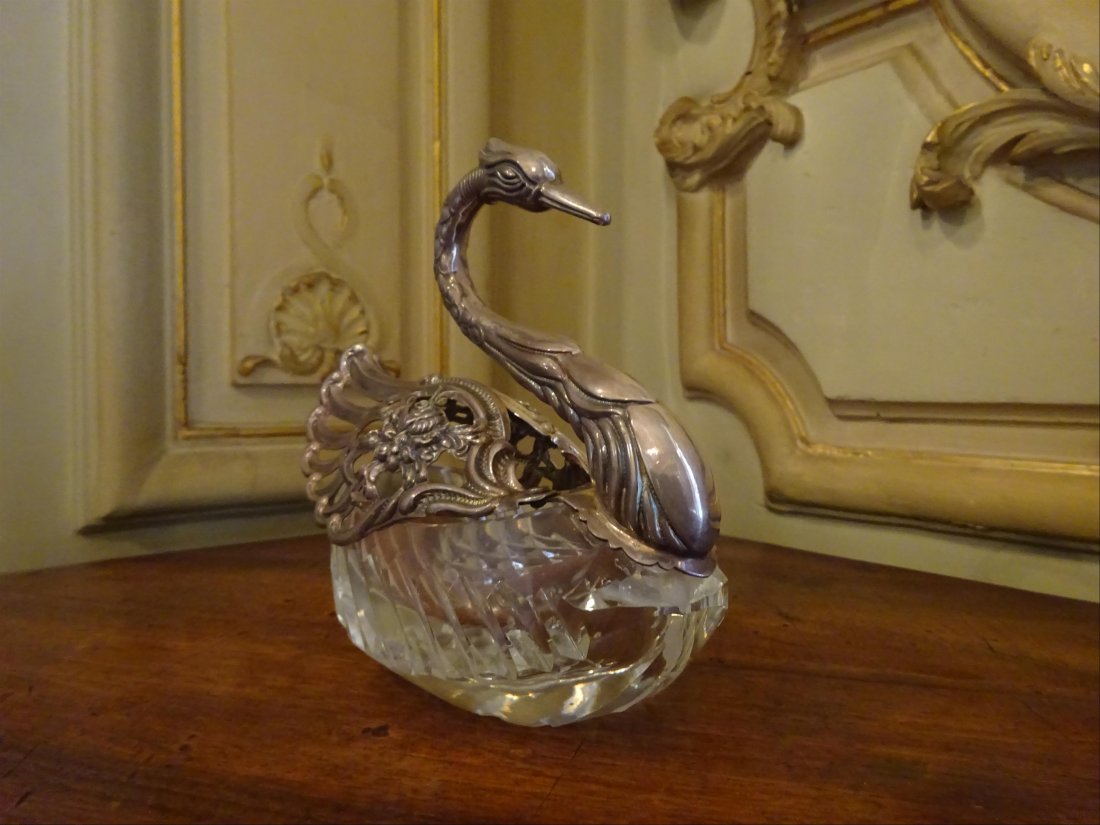 Argenterie: VIDE-POCHE en cristal montures en mtal argent, figure un cygne aux ailes dployes.
