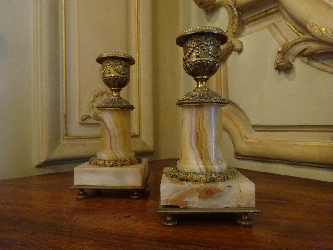 Argenterie: Paire de FLAMBEAUX en albtre et bronze dor, bobches en forme de vases aux rubans perls. Style Louis XVI, poque XIXe sicle. H : 12 cm