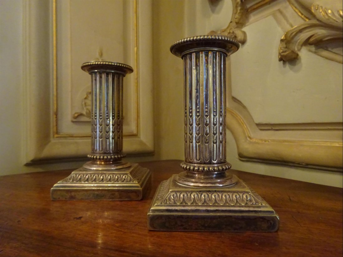 Argenterie: Paire de FLAMBEAUX fts en colonnes cannelures rudentes. Style Louis XVI, poque XIXe sicle. H : 14 cm