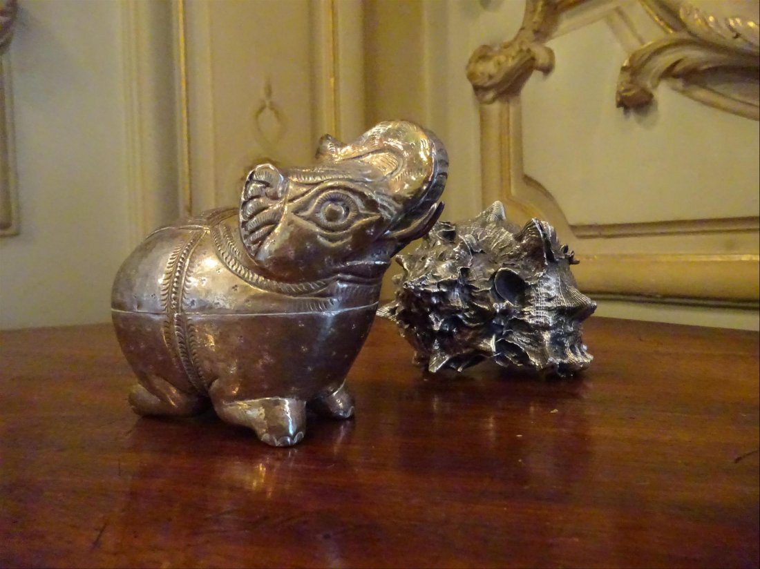 Argenterie: LOT de mtal argent comprenant : > lphant barrissant de style Indien ; > coquillage doubl d'une coque par Buccellati (poinon de matre).