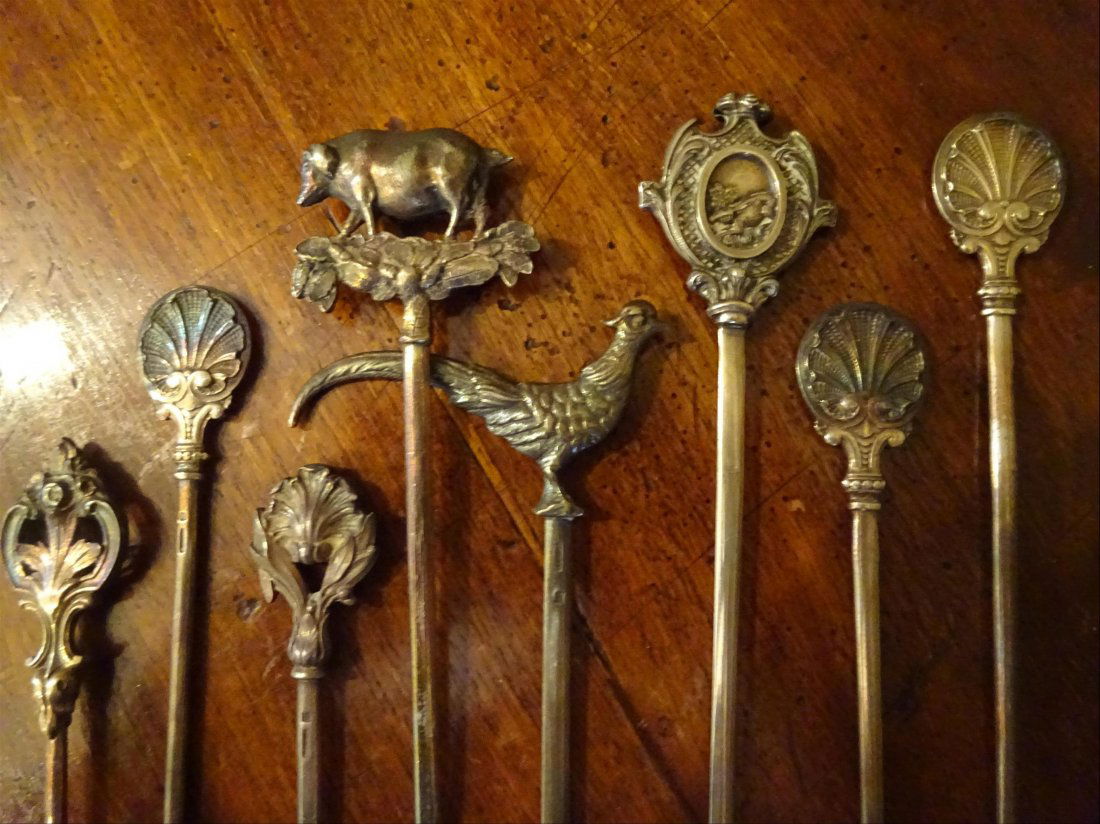 Argenterie: Suite de huit EPINGLES en mtal argent, les prises qu'achvent des ttes d'animaux et / ou coquilles.