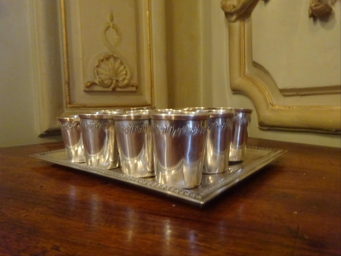 Argenterie: ARGENT - Lot de douze verres liqueur et leur plateau de section rectangulaire dcor de feuillages. Poinons Minerve. Poids brut : 262 g.