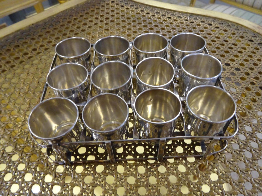 Argenterie: ARGENT - Lot de douze verres liqueur et leur prsentoir ajour. Poids brut : 230 g.