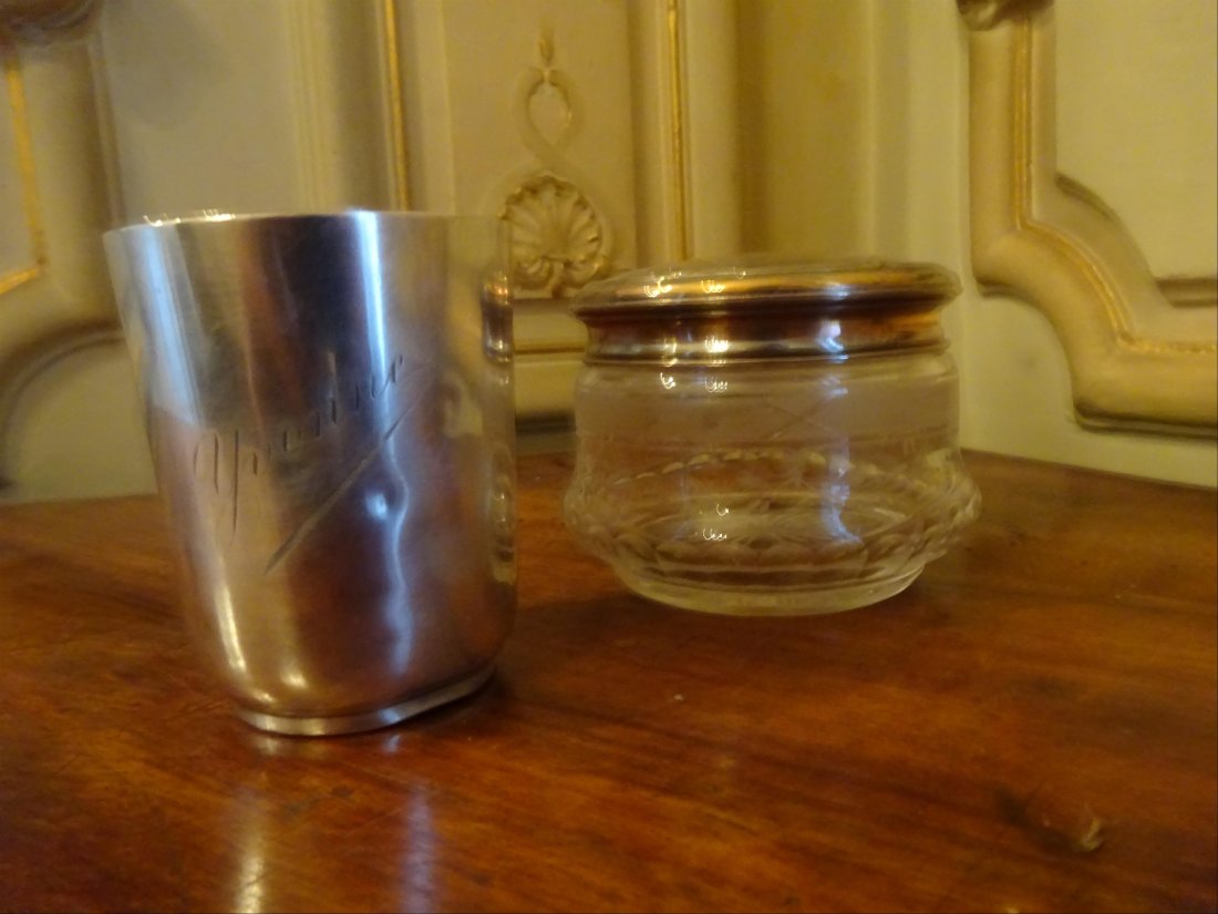 Argenterie: ARGENT - Timbale grave Yvonne. Poinon Minerve. On y joint : bonbonnire en cristal, couvercle argent dcor de filets. Poids brut : 376 g.