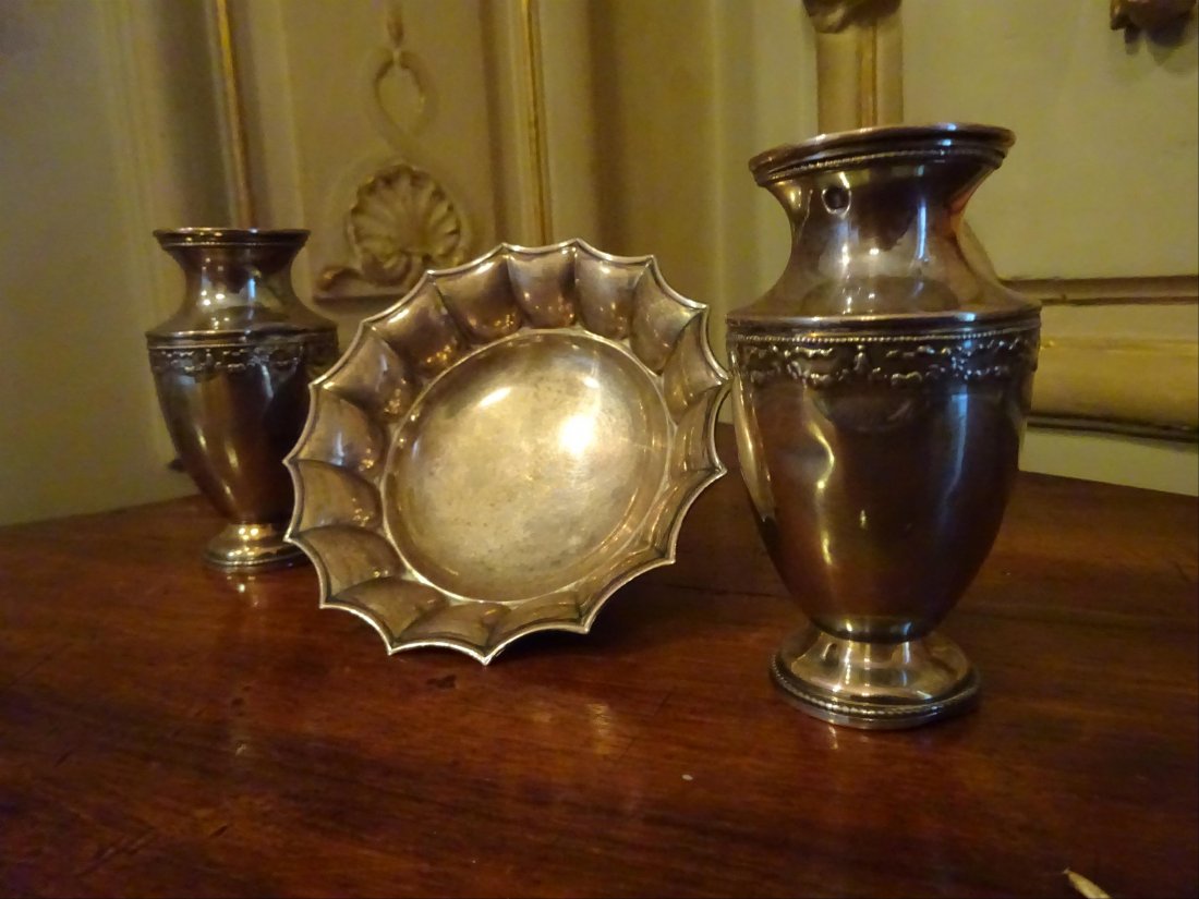 Argenterie: ARGENT - Paire de vases balustres sur pidouche dcor de guirlandes fleuries. Poinons Minerve. On y joint : coupe godronne sur pidouche en argent anglais. Poids brut : 132 g.