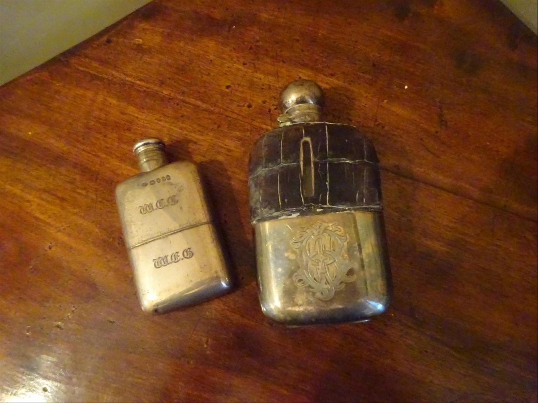 Argenterie: ARGENT - Flacon liqueur. Poinons anglais. Poids brut : 176 g. On y joint : un flacon liqueur en cristal et mtal argent, gaine de peau. Poids brut : 400 g.