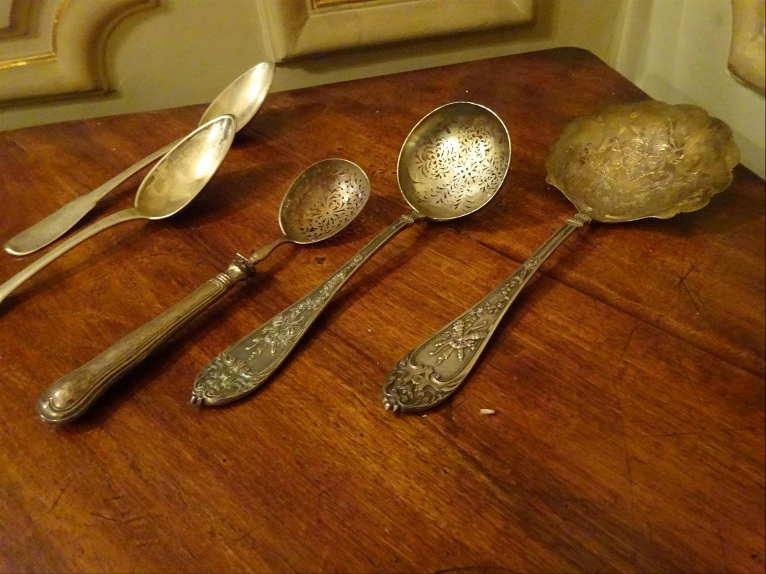 Argenterie: ARGENT - Lot comprenant : > 1 pelle glace (Minerve) ; > 2 cuillers uniplat (Vieillard) ; > 1 saupoudreuse (Minerve) ; > 1 cuiller olives (Minerve). Poids brut total approximatif : 278 g.