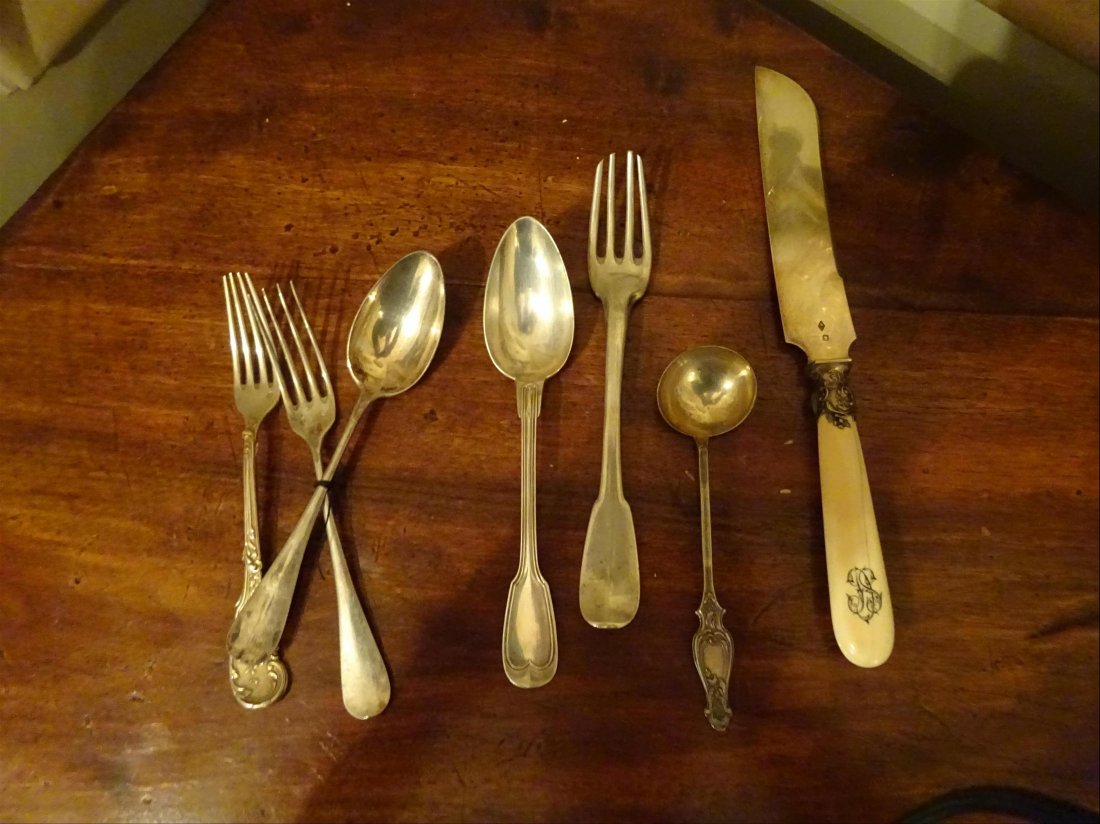 Argenterie: ARGENT - Lot dpareill comprenant : > 2 cuillers ; > 2 fourchettes ; > 1 cuilleron ; > 1 couteau gteau, manche ivoire ; > 1 fourchette portant des poinons du XVIIIe sicle. Poids brut total approxima